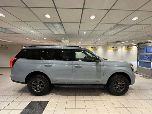 Used 2025 Ford Expedition Tremor image 3