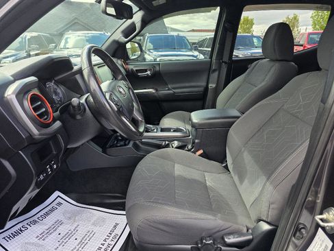 Used 2017 Toyota Tacoma TRD Off-Road w/ Premium & Technology Package AWD/4WD image 9