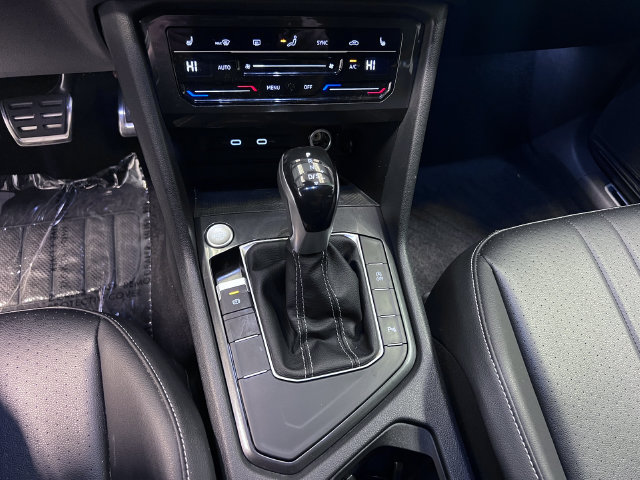 Certified 2022 Volkswagen Tiguan SE R-Line FWD image 28