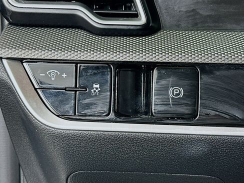 Used 2025 Kia Sportage LX image 17