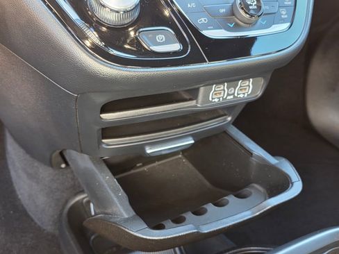 Used 2025 Chrysler Pacifica Select image 23