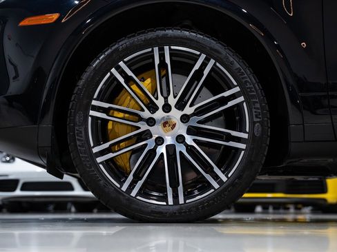 Used 2016 Porsche Cayenne Turbo S w/ Premium Package Plus image 11