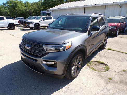 Used 2023 Ford Explorer XLT w/ Equipment Group 202A AWD/4WD image 4