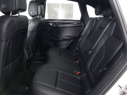 Used 2025 Porsche Macan image 33
