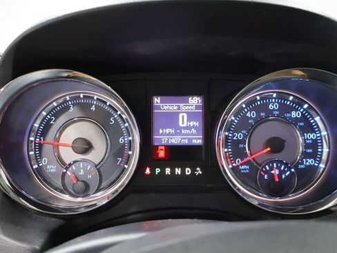 Used 2016 Chrysler Town & Country Touring FWD image 36