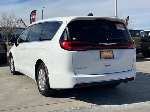 Certified 2024 Chrysler Pacifica Touring-L image 5