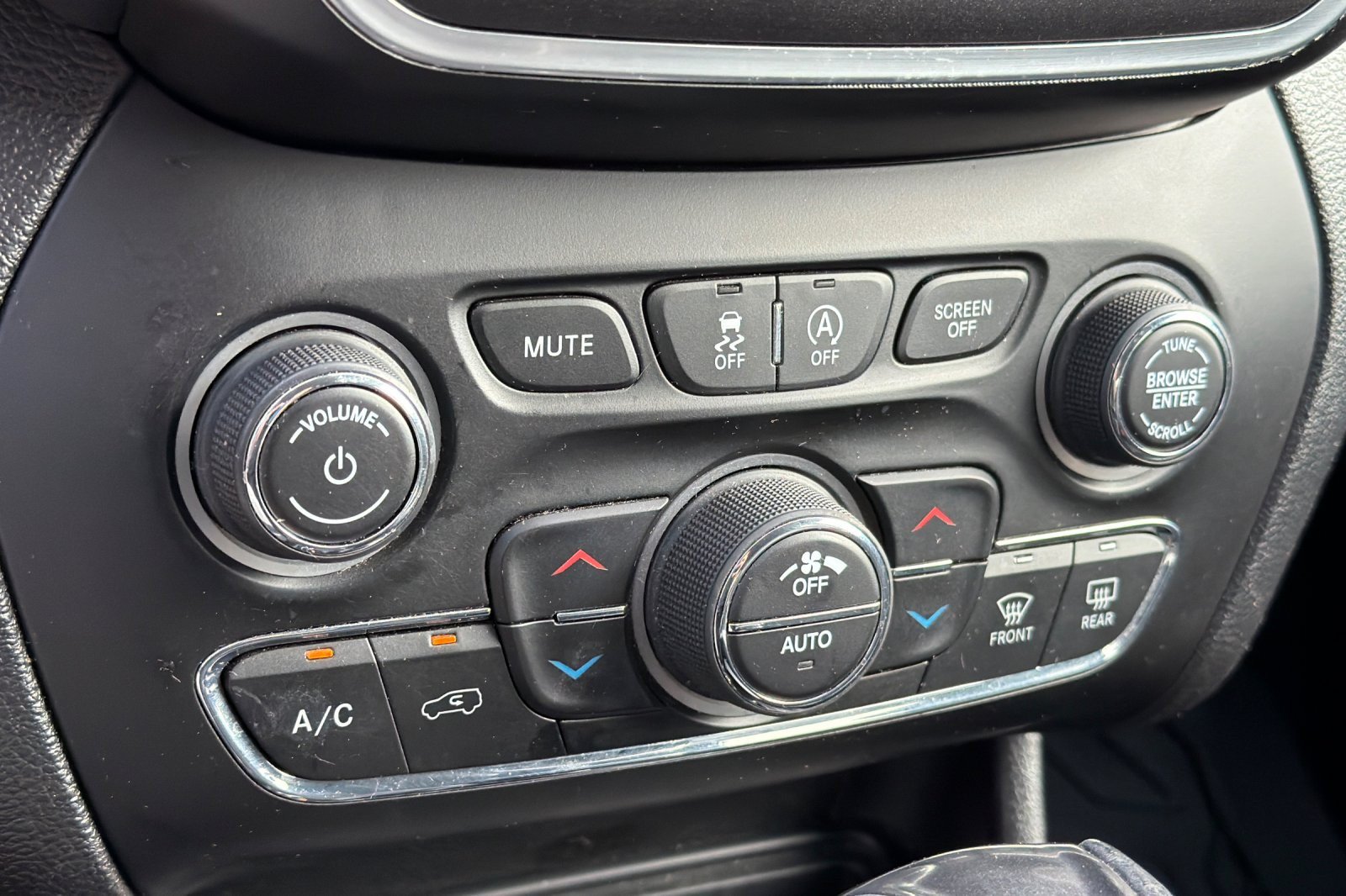 Used 2020 Jeep Cherokee Trailhawk AWD/4WD image 17