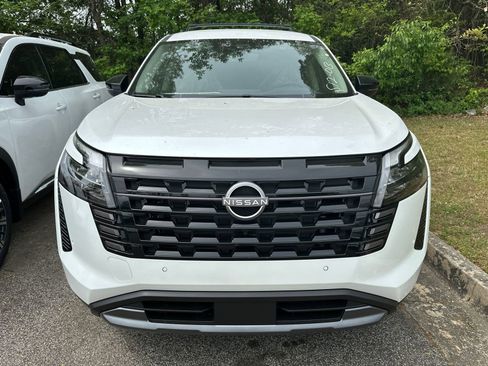 New 2026 Nissan Pathfinder SL image 2