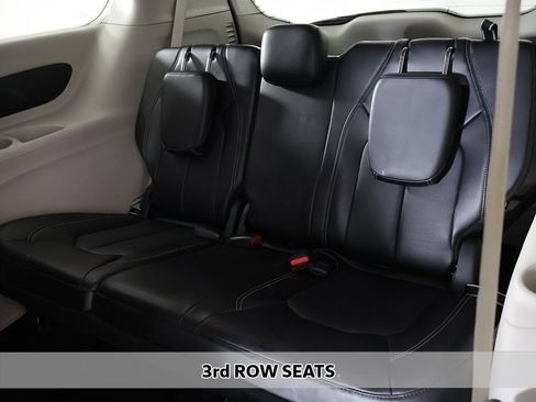 Used 2024 Chrysler Pacifica Touring-L image 8