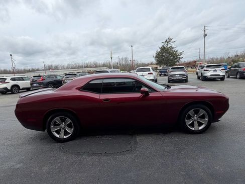Used 2019 Dodge Challenger SXT image 3
