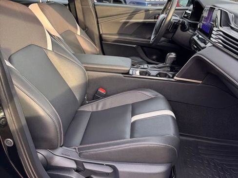 Used 2025 Toyota Camry SE image 12