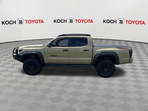 Used 2017 Toyota Tacoma TRD Off-Road AWD/4WD image 4