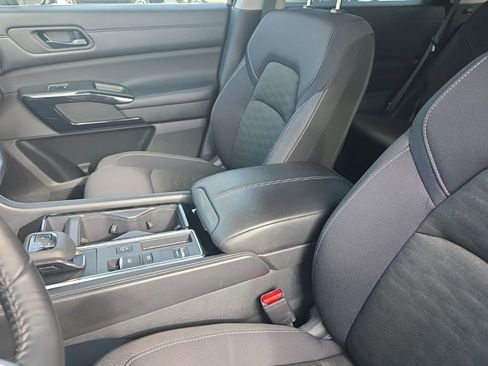 Used 2024 Nissan Pathfinder SV image 18