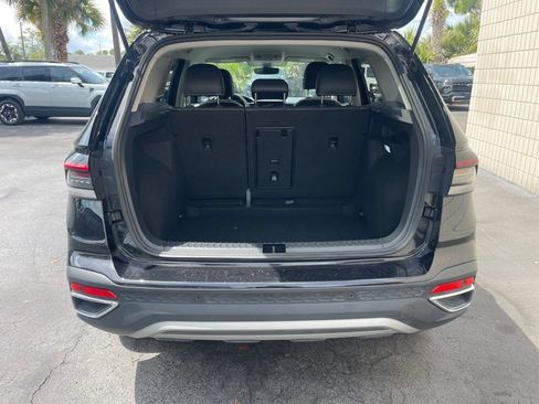Used 2025 Volkswagen Taos SE FWD image 5