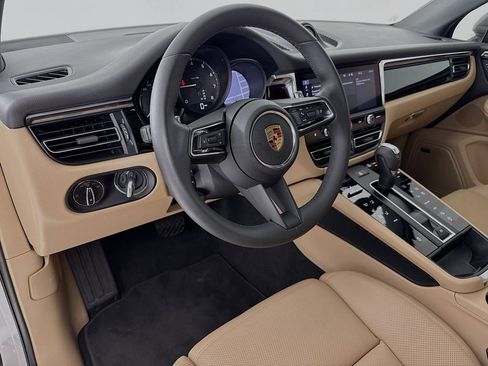 Certified 2025 Porsche Macan AWD/4WD image 4