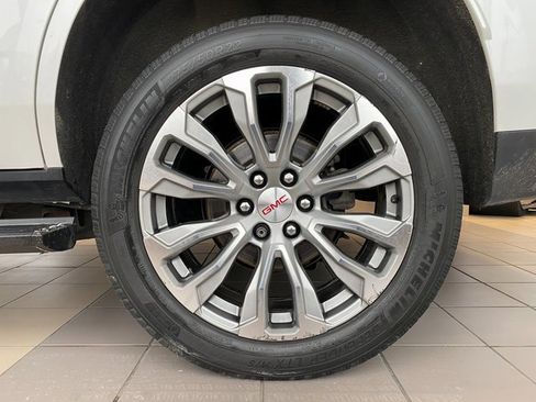 Used 2021 GMC Yukon Denali w/ Denali Premium Package image 27