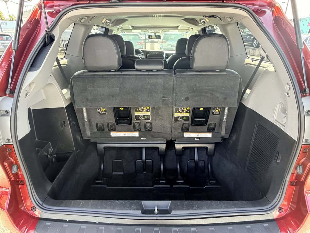 Used 2017 Toyota Sienna SE w/ SE Preferred Package FWD image 25