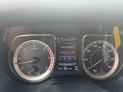 Used 2017 Nissan Titan SV AWD/4WD image 16