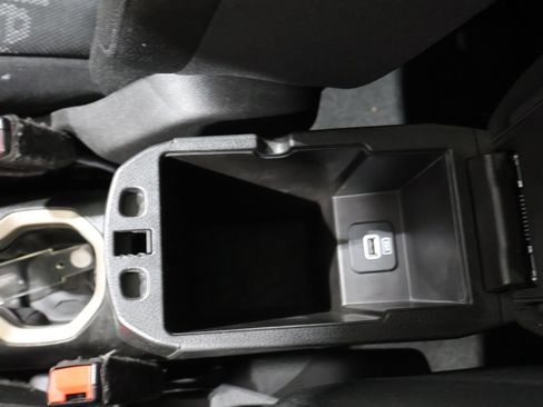 Used 2017 Jeep Renegade Latitude FWD image 32