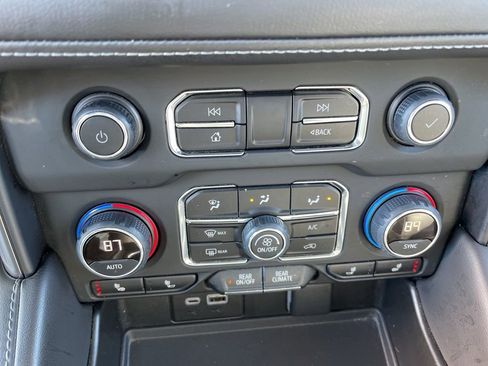 Used 2023 Chevrolet Suburban Z71 w/ Luxury Package image 19