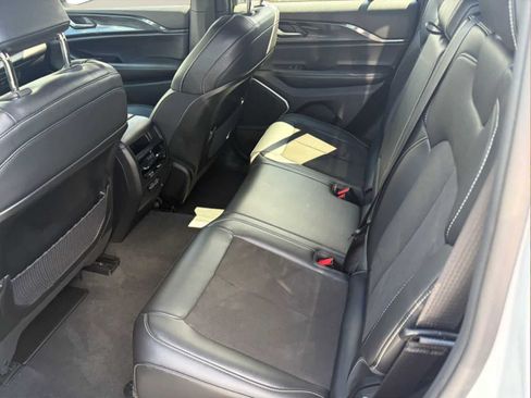 Used 2022 Jeep Grand Cherokee Altitude AWD/4WD image 19
