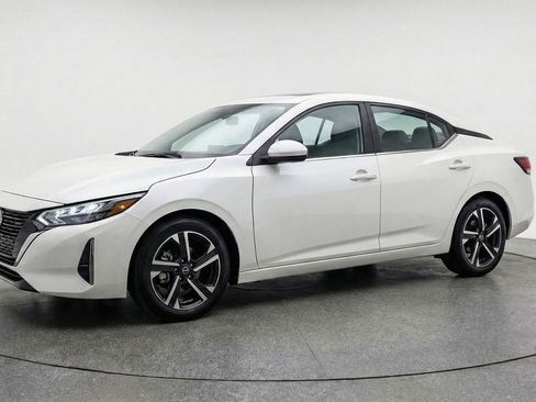 Used 2025 Nissan Sentra SV image 3