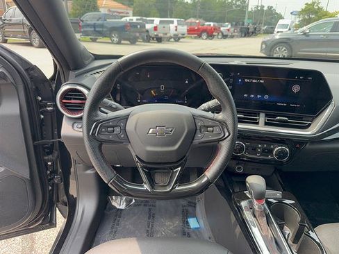 Used 2024 Chevrolet Trax RS w/ Sunroof Package FWD image 13