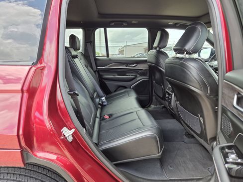 Used 2023 Jeep Grand Cherokee Overland RWD image 19