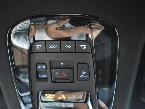 Used 2021 Toyota Venza Limited image 34