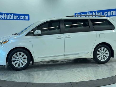Used 2017 Toyota Sienna Limited Premium image 4
