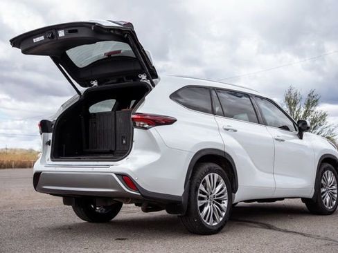 Used 2024 Toyota Highlander Platinum image 5