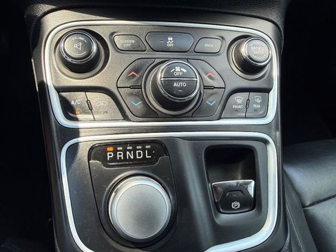 Used 2015 Chrysler 200 C FWD image 17