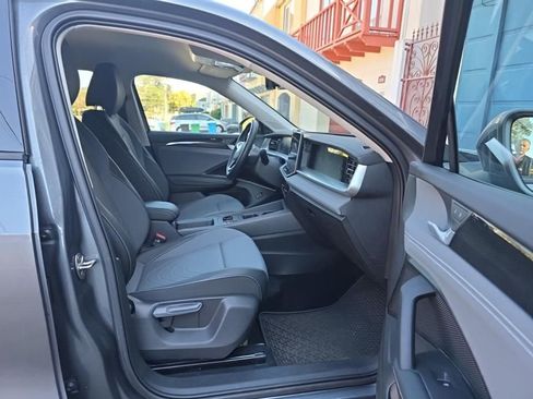 Used 2025 Volkswagen Tiguan SE AWD/4WD image 4