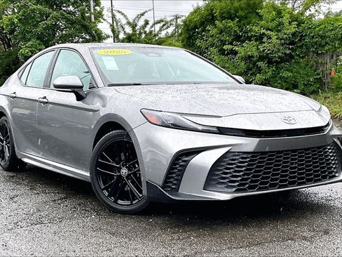 Used 2025 Toyota Camry SE FWD image 2