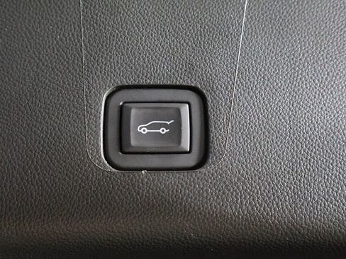 Used 2023 Chevrolet Traverse LT FWD image 20
