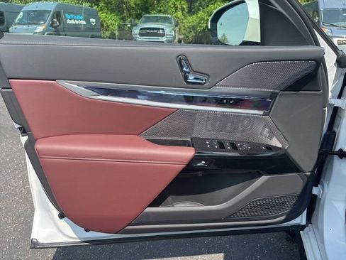 Used 2025 BMW 740i xDrive image 9