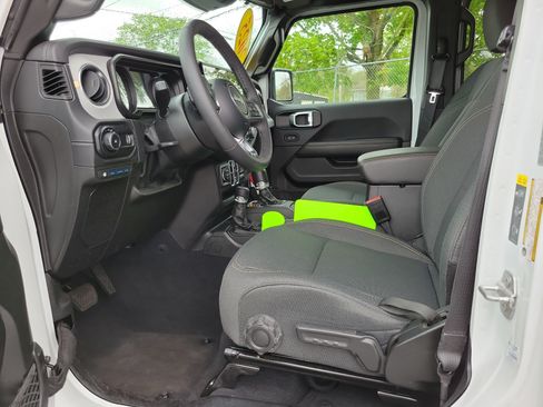 Used 2025 Jeep Wrangler Unlimited Sahara AWD/4WD image 7