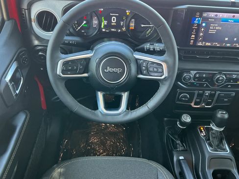 Used 2025 Jeep Wrangler Unlimited Sahara AWD/4WD image 16