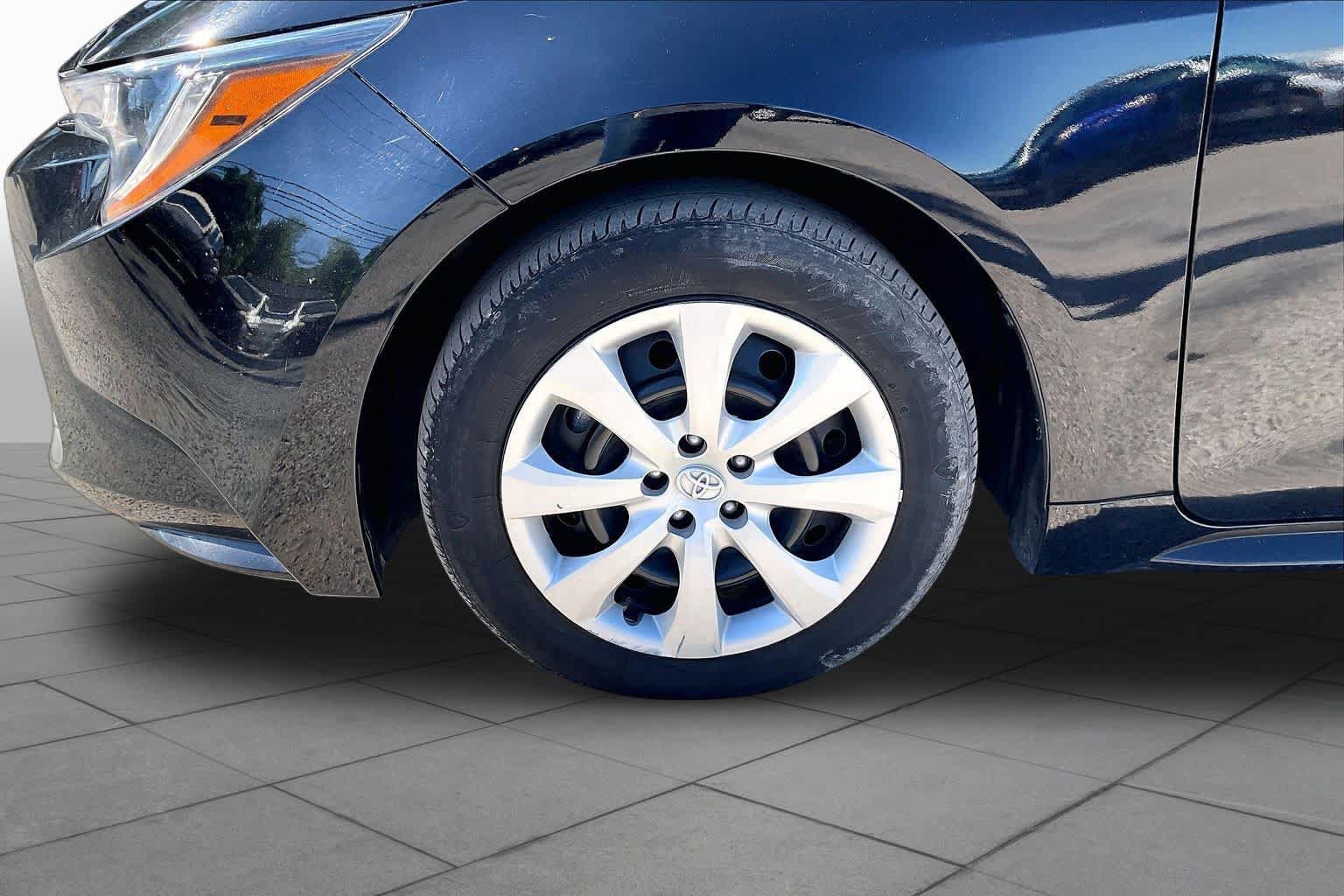 Used 2025 Toyota Corolla LE FWD image 11