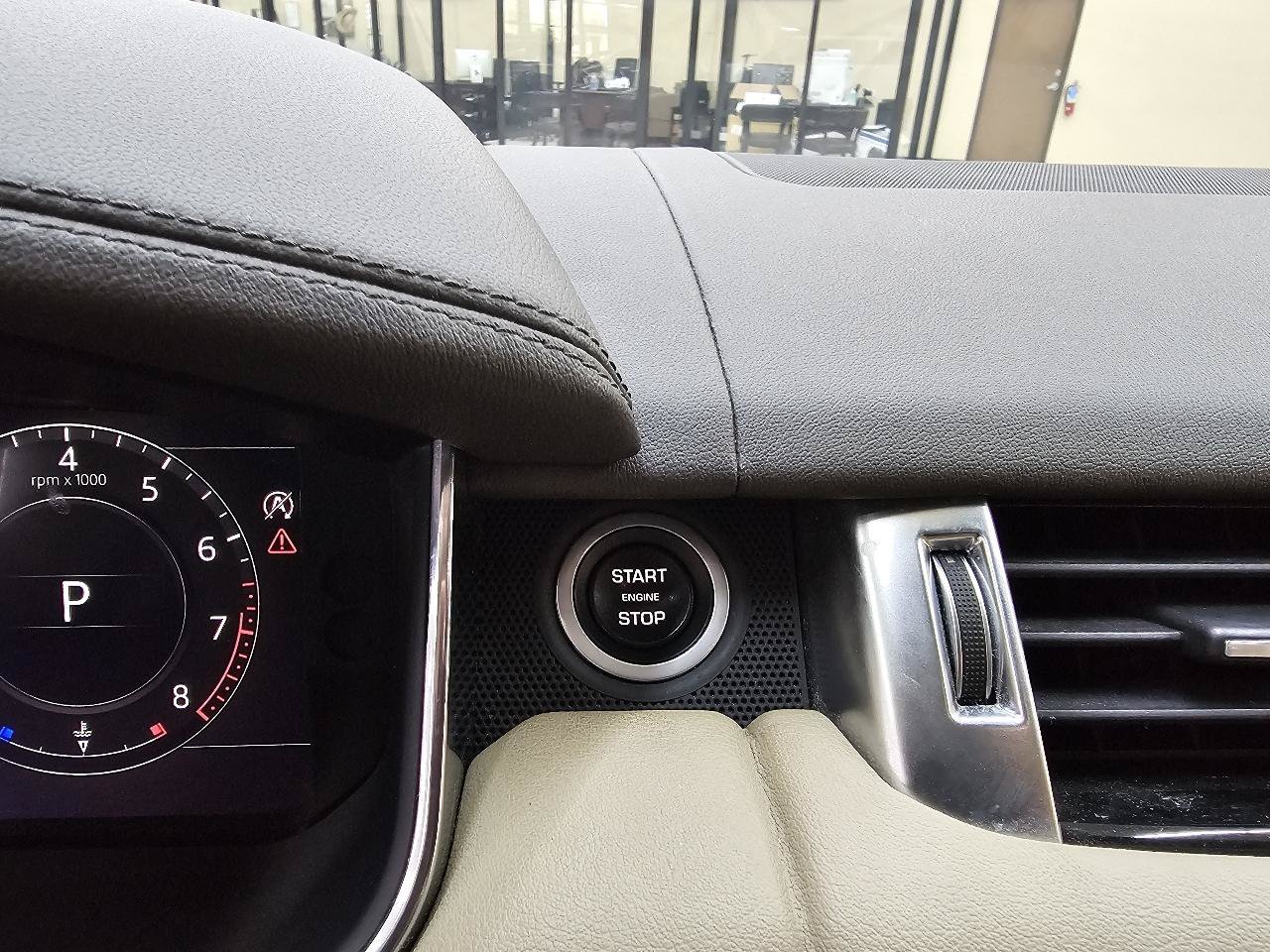 Used 2018 Land Rover Range Rover Sport HSE AWD/4WD image 37