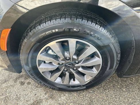 Used 2024 Chrysler Pacifica Limited FWD image 9