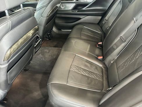 Used 2022 BMW 750Li xDrive AWD/4WD image 7