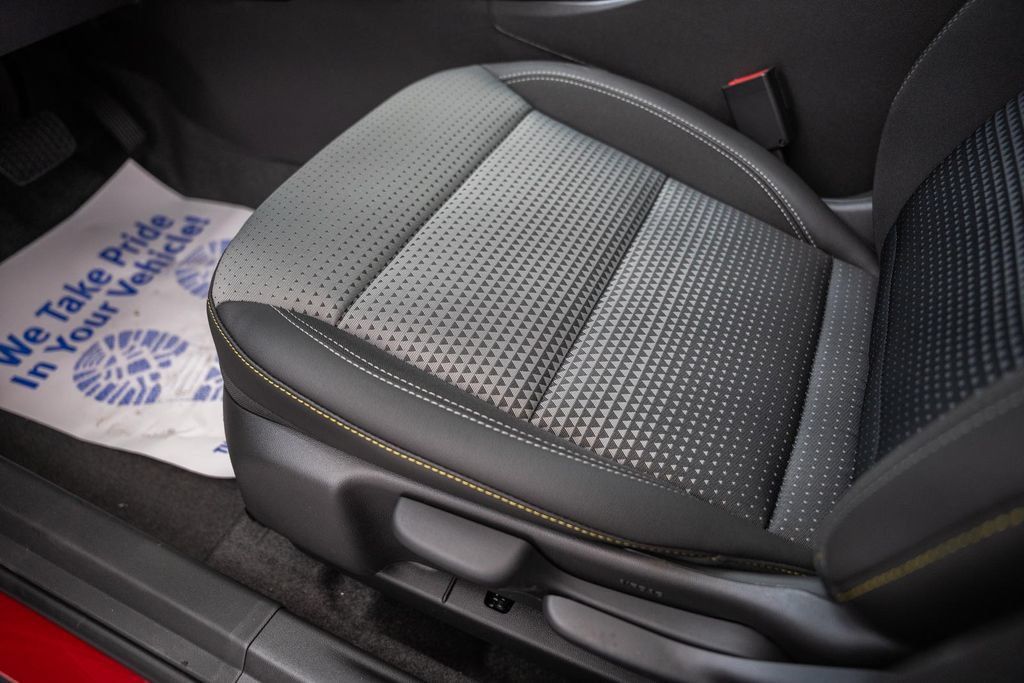 New 2026 Chevrolet Trax LT w/ Sunroof Package FWD image 32