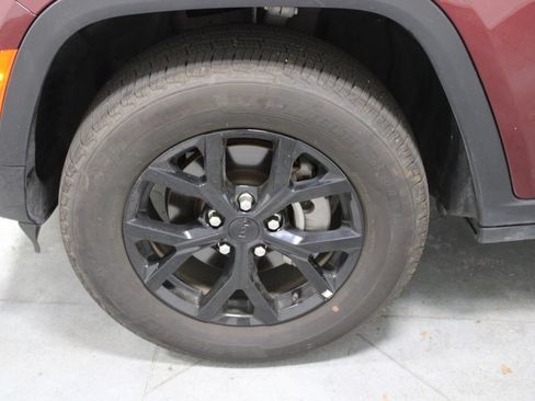 Used 2025 Jeep Grand Cherokee Altitude AWD/4WD image 39