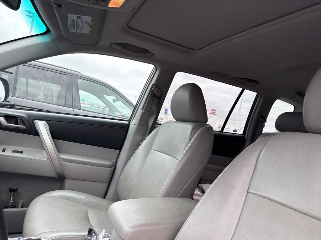 Used 2012 Toyota Highlander SE w/ Tow Pkg AWD/4WD image 14