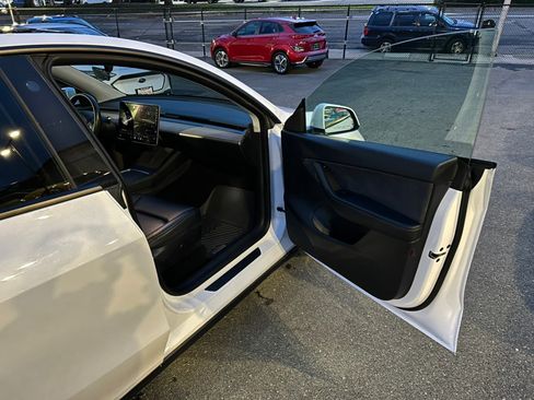 Used 2021 Tesla Model Y Long Range image 39