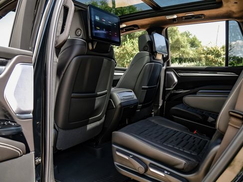 Used 2026 Cadillac Escalade V w/ LPO, ONYX Package image 81