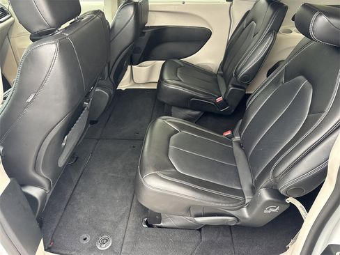 Used 2024 Chrysler Pacifica Touring-L image 19