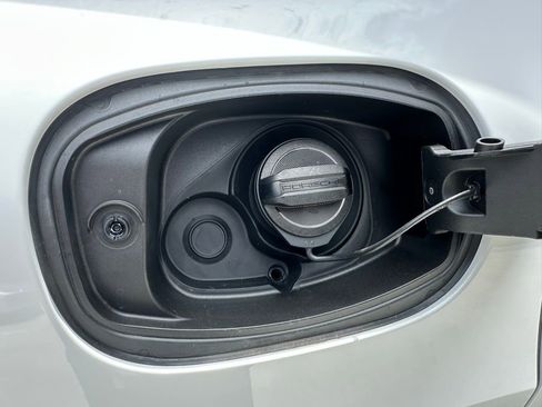 Certified 2025 Porsche Cayenne S image 36