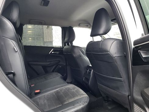 Used 2025 Mitsubishi Outlander SE image 11